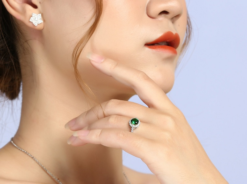 Phần đá xanh tô điểm cho vẻ ngoài thêm phần sang trọng, thanh lịch